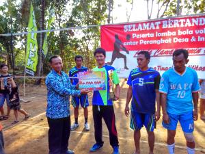 Penyerahan Piala & Hadiah oleh Bp Camat Semin, Drs